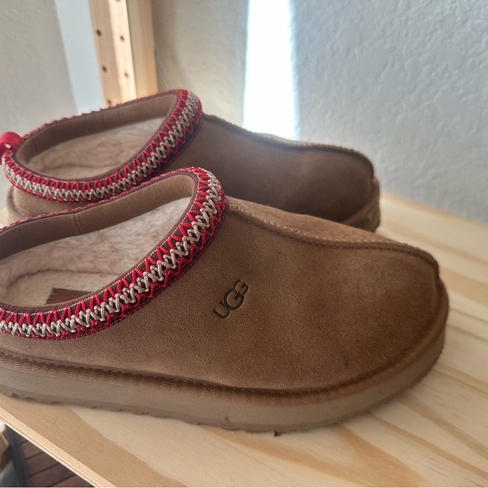 UGG’s Kids Chestnut Tazz with Red Trim